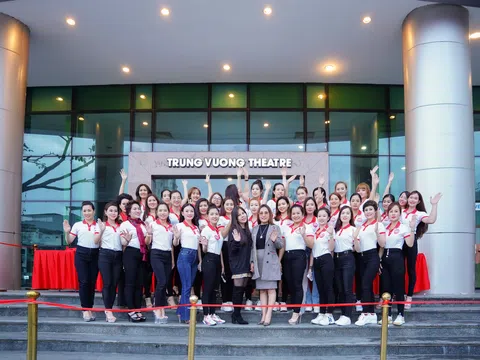 Hoa hậu Doanh nhân Việt Nam Toàn cầu 2020 trao quà cho hoàn cảnh khó khăn tại nhà hát Trưng Vương, Đà Nẵng
