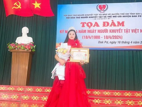 Nữ tỷ phú Hạnh Dung tham dự ngày Người khuyết tật - Đại diện đại biểu thị xã An Khê lên trao quà từ thiện