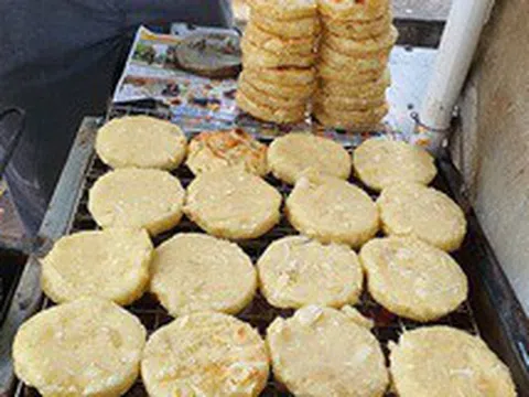 Món bánh nhà nghèo 'lên đời' thành đặc sản hút khách Hà thành, ngày bán 500 chiếc