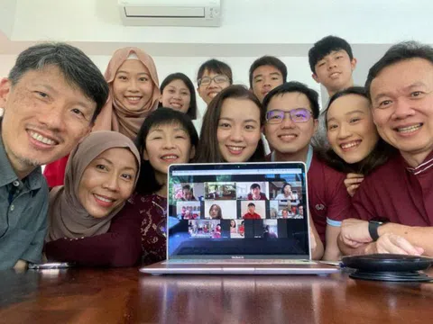 Gia đình Singapore 4 thế hệ đón Tết online