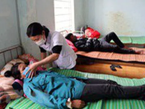 Cả làng ở Kon Tum có 3 người chết, 21 người nhập viện với cùng triệu chứng