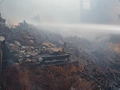 Hỏa hoạn lớn ở xưởng làm nhang rộng 2.000 m2 tại Bình Dương