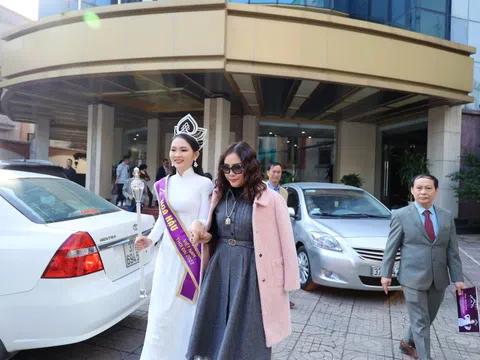 Tân Hoa hậu Nguyễn Mai Anh được toàn trường THPT Nguyễn Duy Trinh chào đón trong sự tự hào