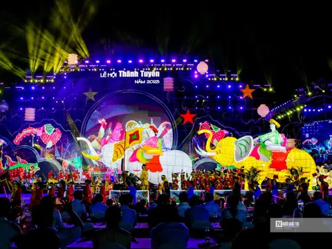 Ngắm đèn lồng Trung Thu khổng lồ tại lễ hội Thành Tuyên 2023