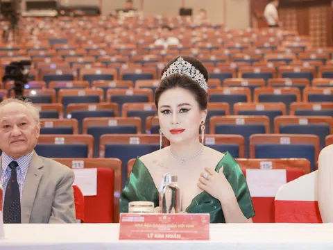 Hoa hậu thiện nguyện Lý Kim Ngân khoe thần thái nổi bật trong đêm chung kết Hoa hậu Doanh nhân Việt Nam 2022