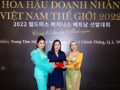 Giám đốc công ty Kim Ngân Medicare đấu giá thành công vòng ngọc trai tại tiệc tri ân Hoa hậu Doanh nhân Việt Nam Thế giới 2022