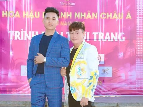 Người mẫu Khánh Luân tháp tùng NTK Tommy Nguyễn đến sự kiện tại Huế