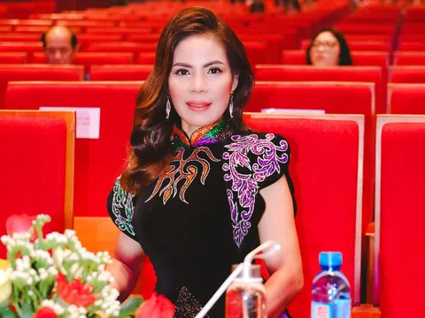 Dàn thí sinh Hoa hậu Quý bà Việt Nam Toàn cầu 2023 quý phái trang phục của NTK Thân Hoàng Bích Thủy trong đêm chung kết