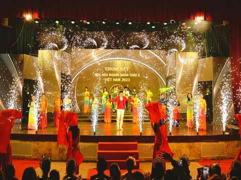 BST Áo dài “độc – lạ” của NTK Tony Phạm tại chung kết Miss Asian 2023