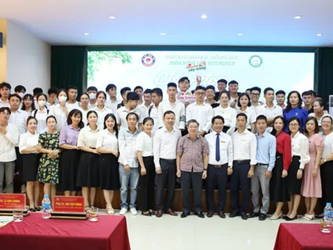 Việt Thanh Group trao tặng học bổng cho sinh viên Ngành Quản lý Đất đai - ĐH Hồng Đức