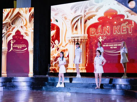 Dàn thí sinh Hoa hậu Doanh nhân Quốc gia Việt Nam 2024 tập luyện cho đêm thi bán kết