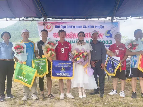 Nữ tỷ phú Hạnh Dung xuất hiện đại diện nhà tài trợ chính trao tặng giải bóng chuyền cho hội cựu chiến binh xã Ninh Phước