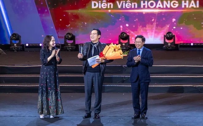 'Trắng tay' tại VTV Awards 2023, NSƯT Hoàng Hải được vinh danh 'Nam diễn viên truyền hình nổi bật'